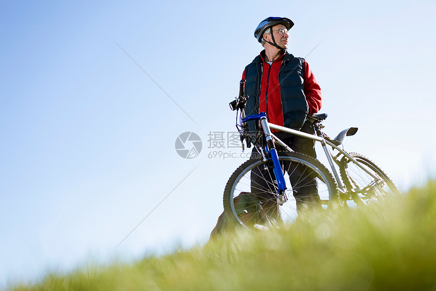 骑山地车的老人图片