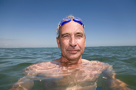 老人游泳图片