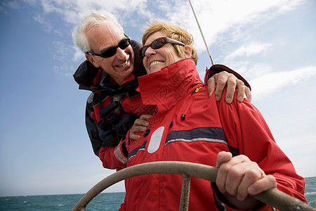 老年夫妇坐帆船航行图片