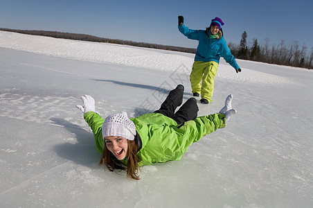 两个女人在结冰的湖面上玩耍图片