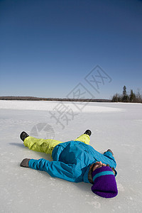 躺在结冰的湖面上图片