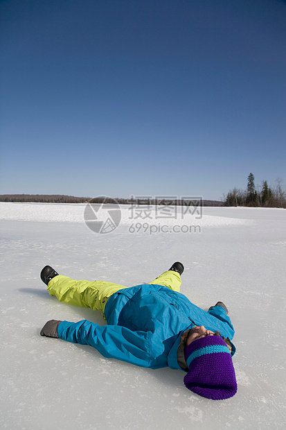 躺在结冰的湖面上图片