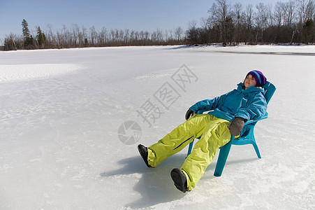 坐在结冰的湖面上图片