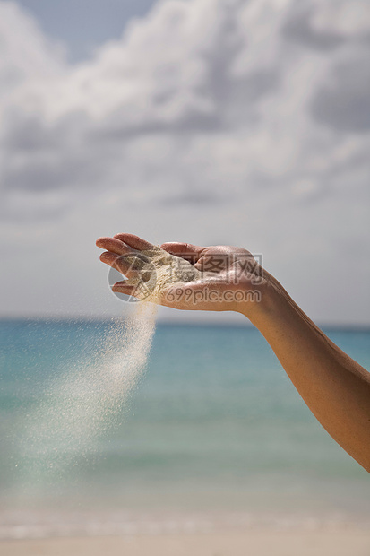 从手中吹落的沙子