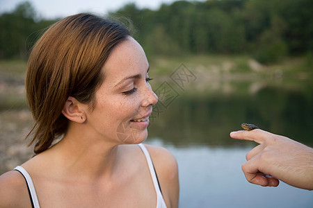 女人看着小青蛙图片