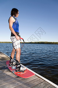 在码头玩滑水板的女性图片