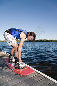 在码头绑滑水板的女性图片