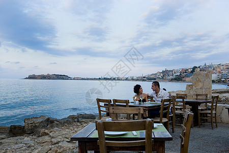 坐在海边咖啡馆的一对夫妇图片