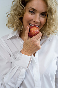 女人微笑吃着苹果图片