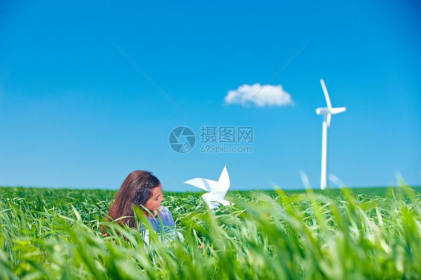 带风力发电机的女孩图片