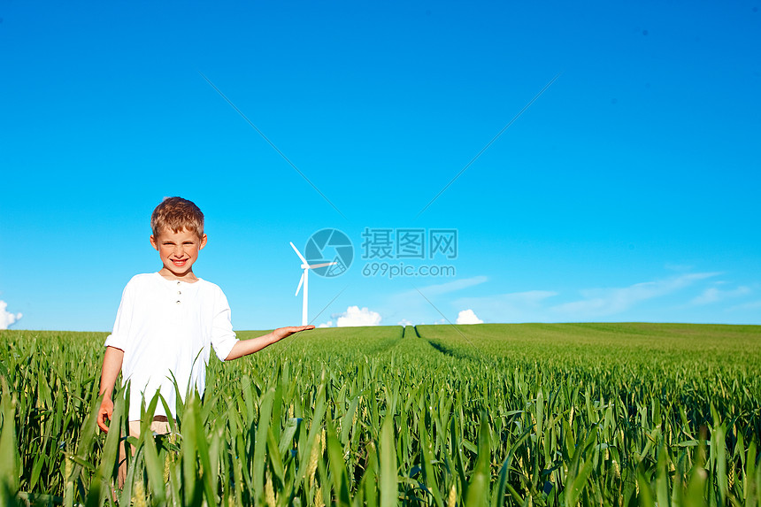 ‘~在草地上玩耍的男孩  ~’ 的图片