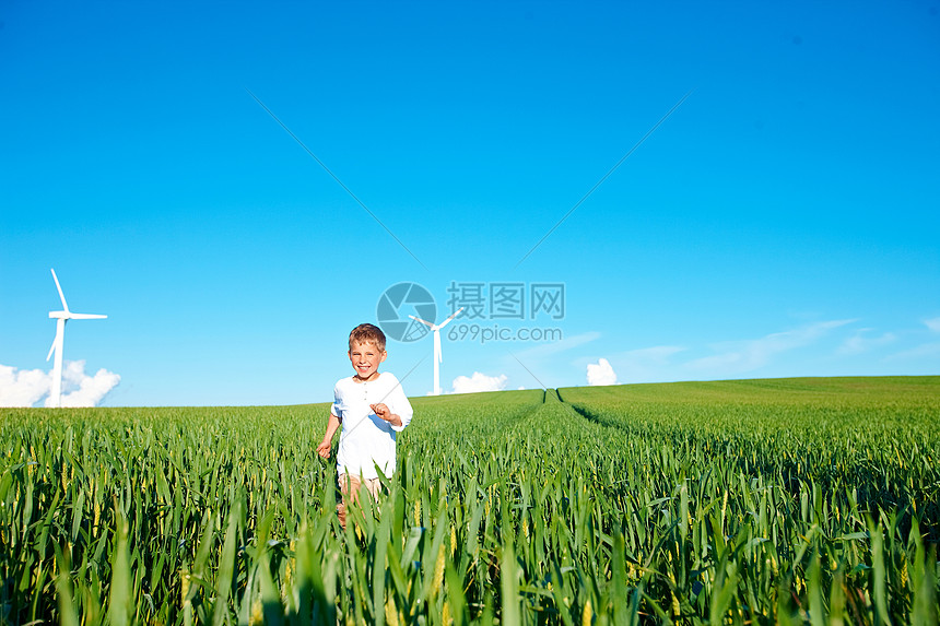 在草地上玩耍的男孩图片