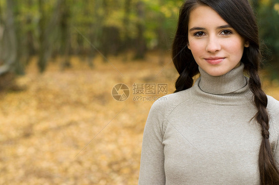 在树林里扎辫子的女孩图片