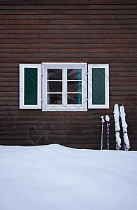 滑雪小屋站在外面图片