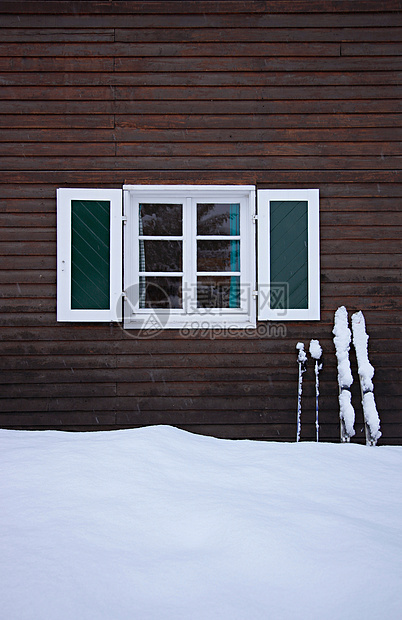 滑雪小屋站在外面图片