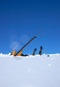 滑雪者在雪地里头朝下图片