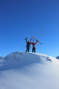 山顶上的滑雪者图片