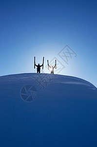 山顶上的滑雪者图片