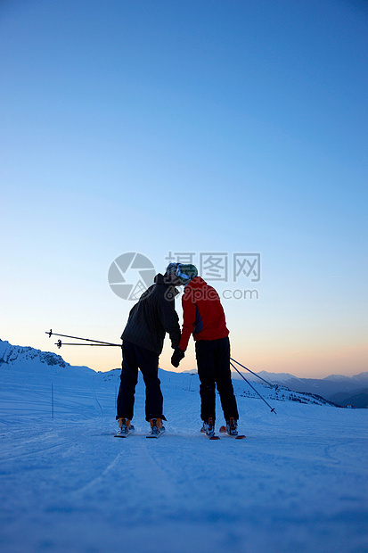 在山顶接吻的滑雪者图片