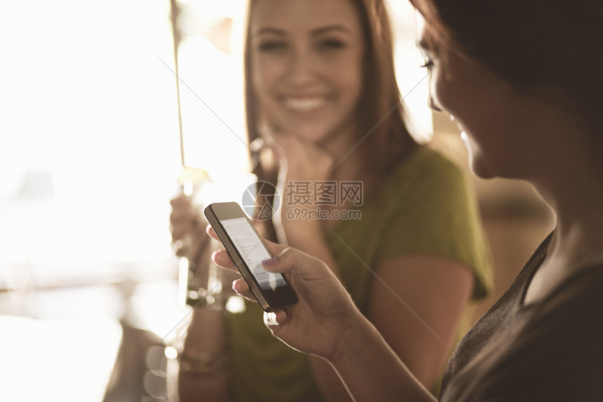 在酒吧里喝酒的女商人图片