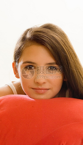 下巴垫着垫子的女孩图片