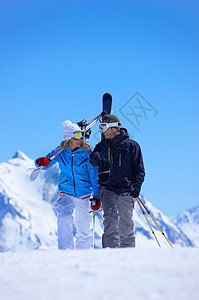 两人肩上带着滑雪板走路图片