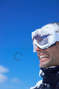 男人笑，脸上满是雪图片