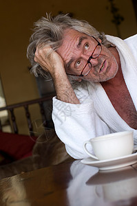 穿着浴袍的男人喝咖啡图片