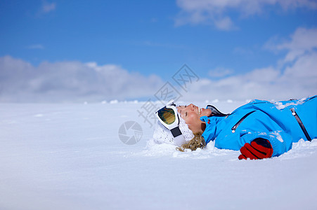 女人笑着躺在雪地里图片