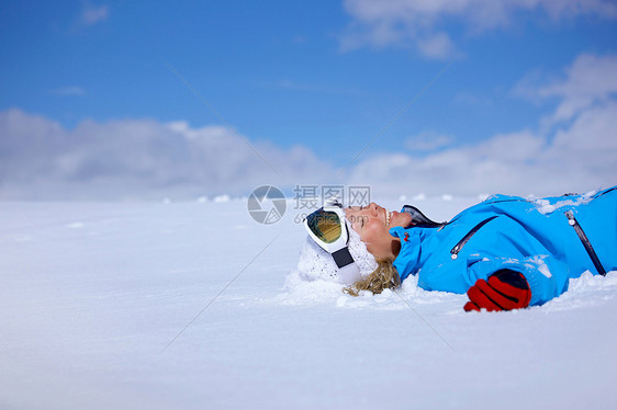 女人笑着躺在雪地里图片
