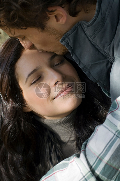 男人吻女人的头图片