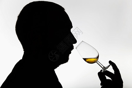 品尝威士忌的人背景图片