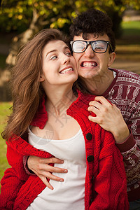 年轻夫妇在公园里鬼脸图片
