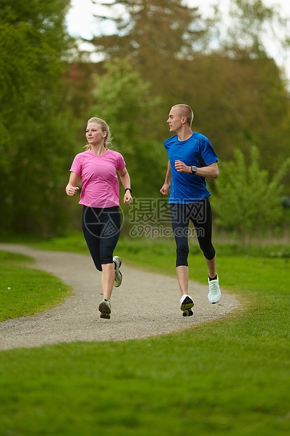 一起跑步健身的夫妇图片