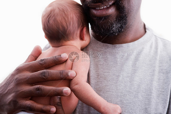 父亲温柔的抱着小婴儿图片