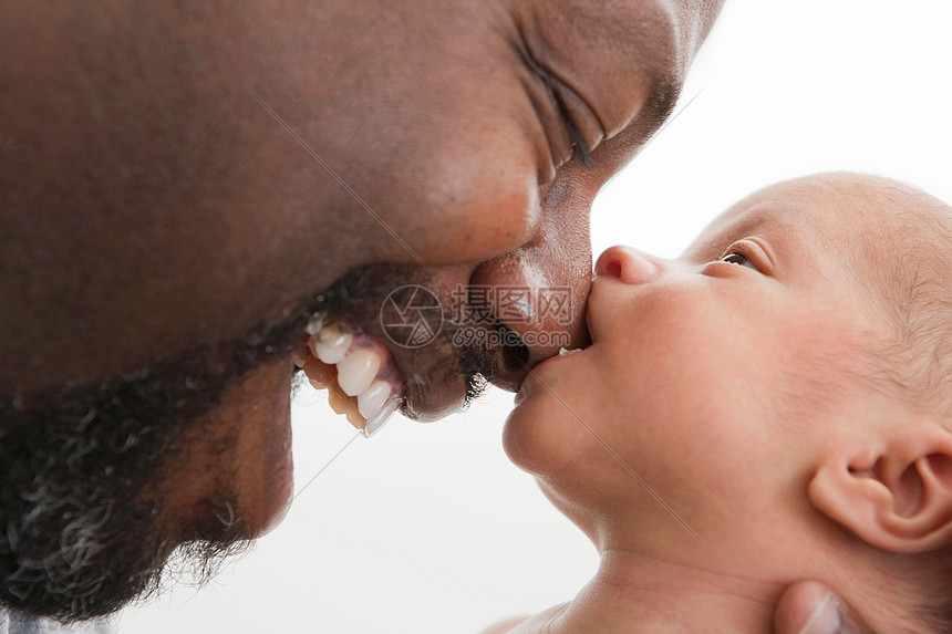 ‘~孩子咬着笑爸爸的鼻子  ~’ 的图片