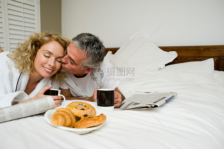 男人和女人吃早餐图片