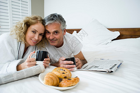 男人和女人吃早餐图片