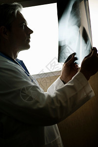 看X光片的男医生图片