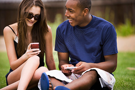 青少年在户外使用手机图片