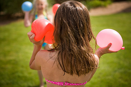 玩水气球的女孩图片