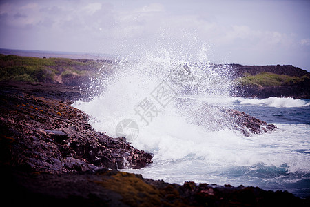 波浪冲击岩石海岸线图片
