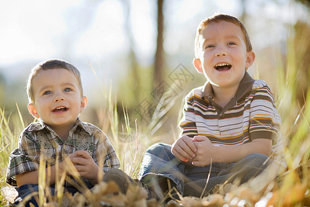 两个男孩在田里笑图片