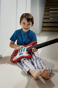 玩吉他的男孩图片