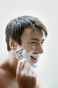 男人剃须图片