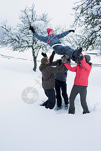 年轻人在雪地里玩得很开心图片