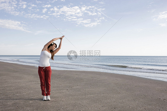 女人在海边伸展图片