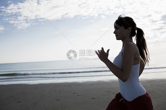 在海滩上慢跑的女人图片