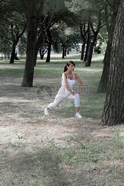 在公园锻炼运动的人图片