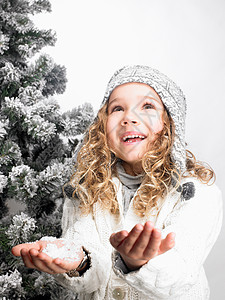 手里拿雪的小女孩高清图片